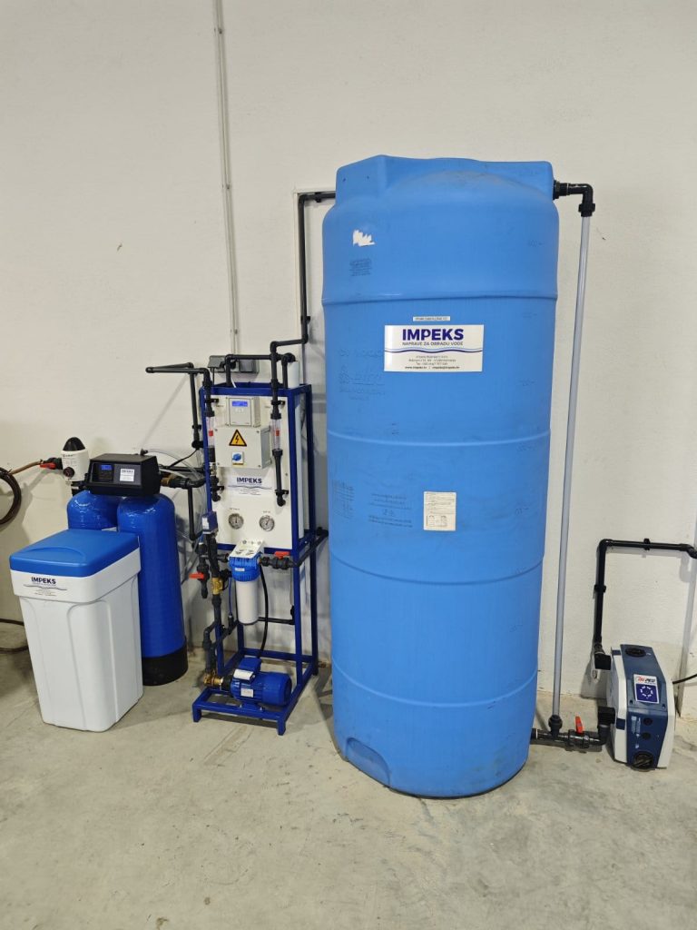 Reverzna osmoza (RO) sustav s velikim spremnikom vode